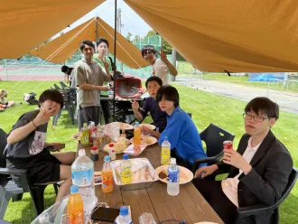 バーベキューをする生徒たち